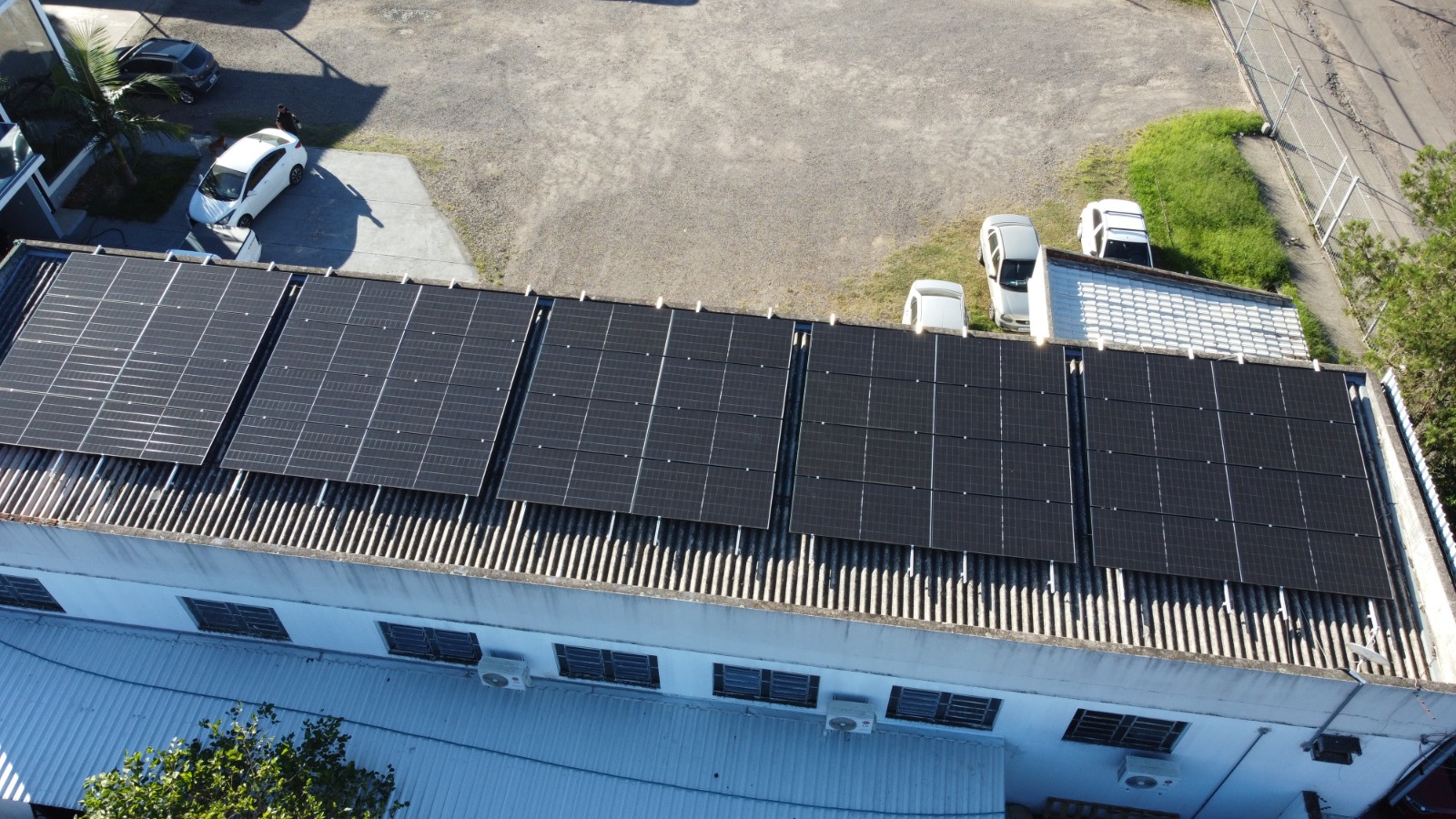 Painéis solares instalados no telhado de empresa