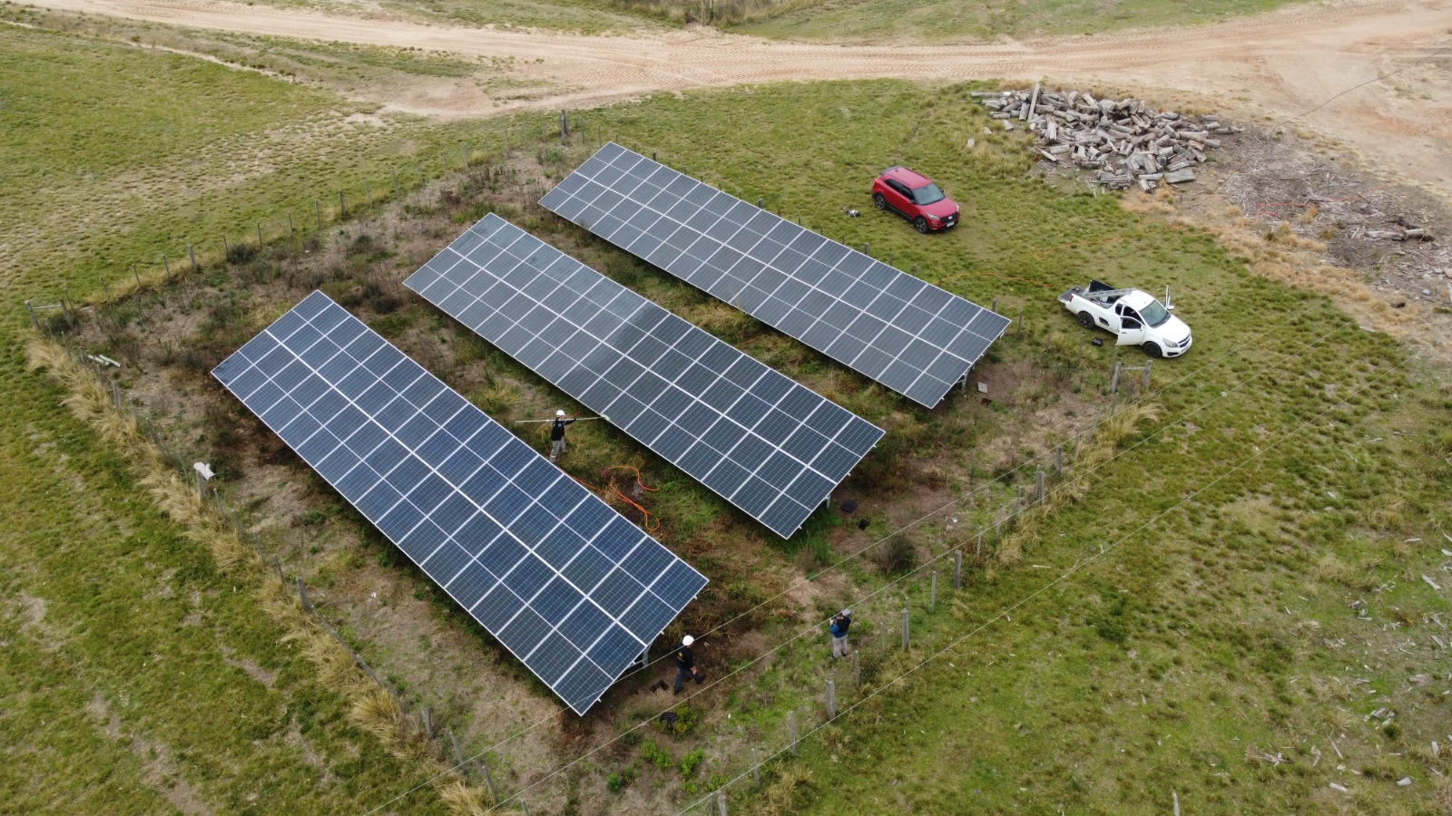Usina solar em solo instalada pela EMAJ em propriedade rural